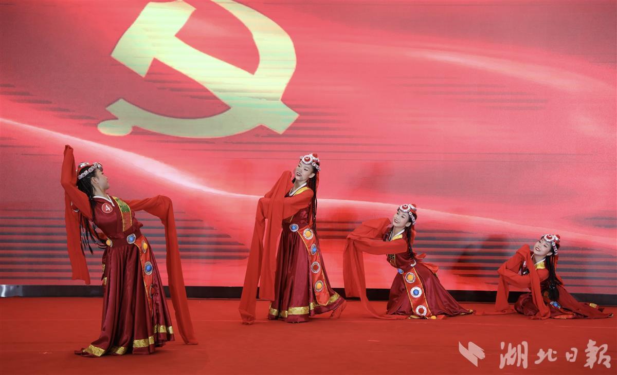 内蒙古呼和浩特:品传统年韵 迎龙年新春